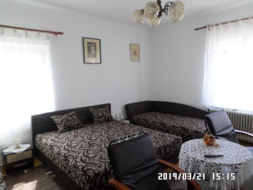 1 king bed, 2 twin beds