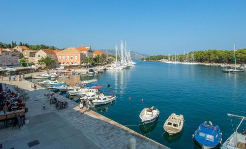  House at the seafront in Stari Grad