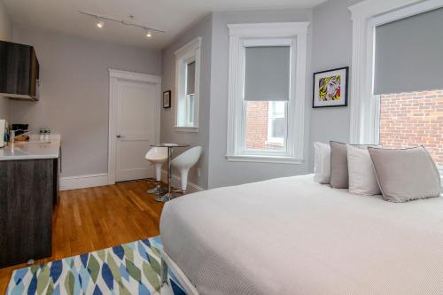 A Stylish Stay w/ a Queen Bed, Heated Floors.. #32 in Brookline, USA