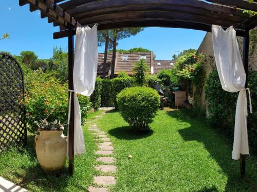  Villetta con giardino immersa nel verde a 150mt dal mare, Pension in Pula