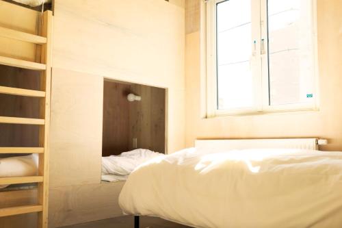 Single Bed in Mixed Dormitory Room