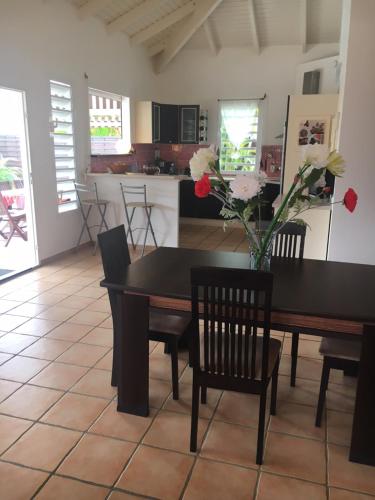 ห้องครัว, Villa de charme avec piscine residence securisee in ดูบดู