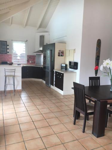 ห้องครัว, Villa de charme avec piscine residence securisee in ดูบดู