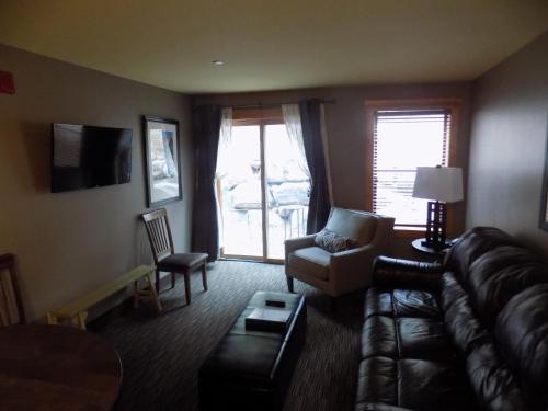 Deluxe King Suite image 2