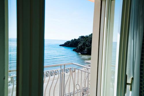 Double Room with Balcony and Sea View image 10