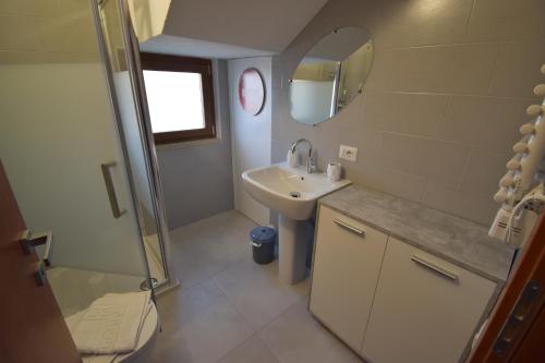 Fürdőszoba, MeM House - Tra il Lago di Garda e Verona in Castelnuovo del Garda