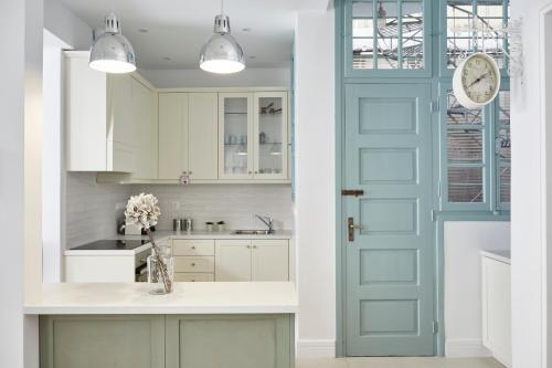 Luxury n Chic Athens Museum Apt - image 8