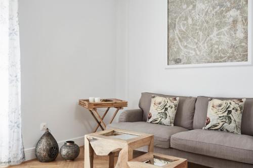 Luxury n Chic Athens Museum Apt - image 12