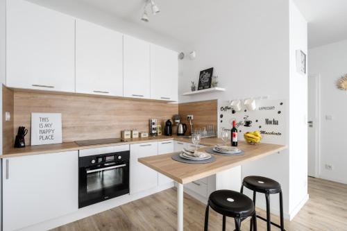 M&R Apartament Airport&Business Premium Komputerowa - underground garage - free WiFi - Netflix - self check-in - 5 min from Chopin Airport 5