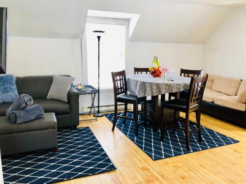 ห้องส่วนกลางสำหรับนั่งเล่น/ดูทีวี, L'Appartement de la Suite North Hatley in นอร์ธ แฮทลีย์ คิวซี