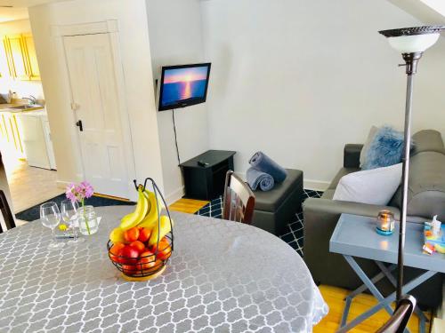 ห้องส่วนกลางสำหรับนั่งเล่น/ดูทีวี, L'Appartement de la Suite North Hatley in นอร์ธ แฮทลีย์ คิวซี