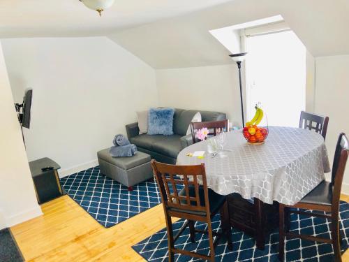 ห้องส่วนกลางสำหรับนั่งเล่น/ดูทีวี, L'Appartement de la Suite North Hatley in นอร์ธ แฮทลีย์ คิวซี