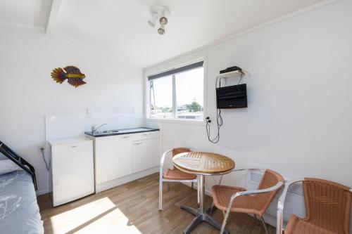 Foxton Beach Holiday Park Room Type - Basic Triple Room