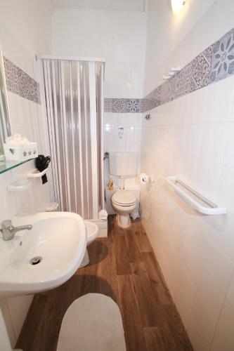 Double Room with Private Bathroom image 2
