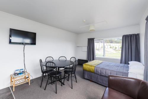 Foxton Beach Holiday Park Room Type - Family Cabin up to sleep 8