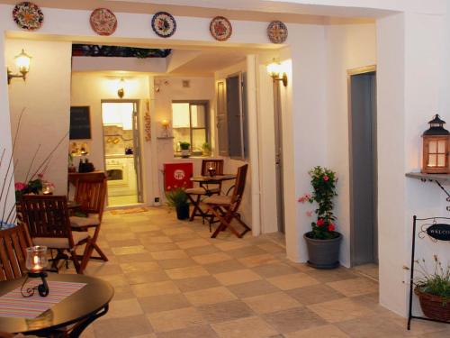 beranda/teres, Medieval Inn in Rhodes