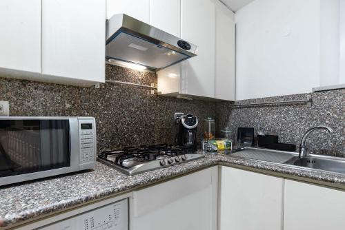 Black And White Suite – Rome