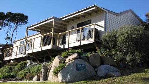 . KINGFISHER COTTAGE Beachfront at the Binalong Bay