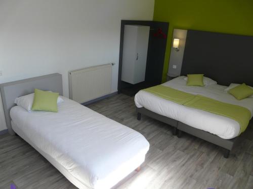 1 queen bed, 4 twin beds