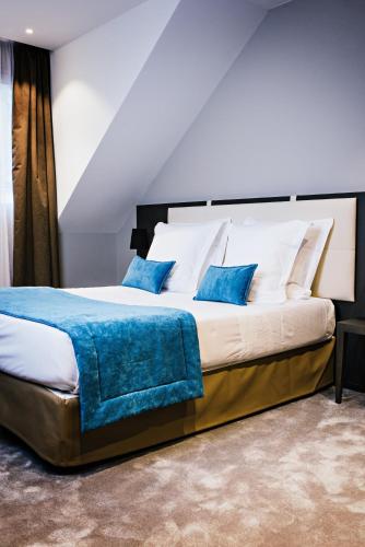 Auberge Du Pere Bise - Jean Sulpice Ideally located in the prime touristic area of Talloires, Auberge Du Père Bise promises a relaxing and wonderful visit. The hotel has everything you need for a comfortable stay. Free Wi-Fi in all roo