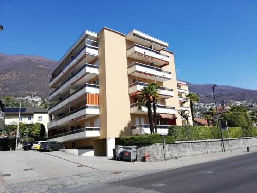 Exterior view, Minusio, Casa Gottardo - nahe Zentrum Locarno und See Lago Maggiore, mit Balkon und Parkplatz in Minusio