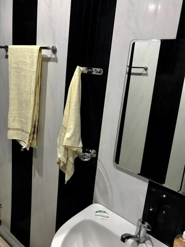 Bathroom, Castle House in Garni