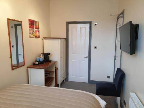 Compston House B & B - image 12