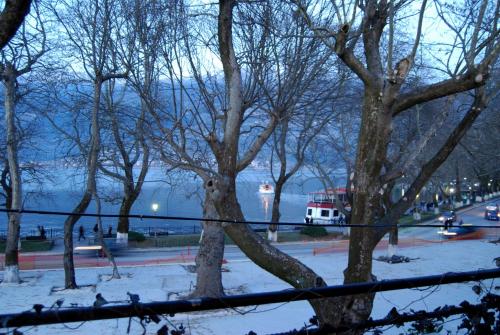  Lake view apartment in Ioannina