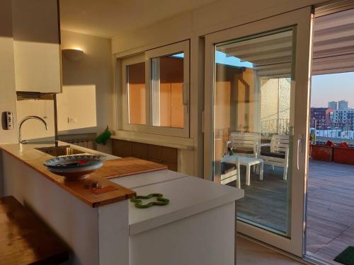 Exclusive rooftop apartment with large terrace in Solari/Tortona, Milán (fotografie 8)