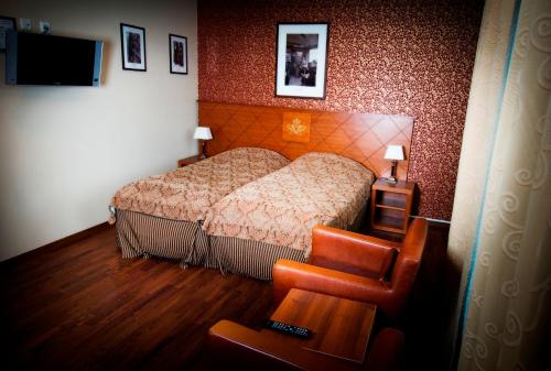 Fleischer's Hotel Room Type - Standard Double Room in the station building, with railway view Fleischer's Hotel Room Type - Standard Double Room in the station building, with railway view
