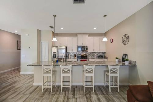 F - New 4 Bedroom Home - 5 Miles to Disney - Free Water Park - Private Pool in Kissimmee, USA