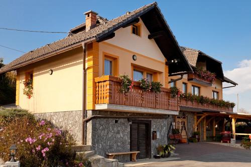 Tourist Farm Škrbina - Apartment - Otočec