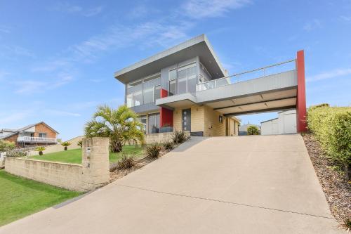 Exterior view of Nautilus - Modern Lakeside Escape