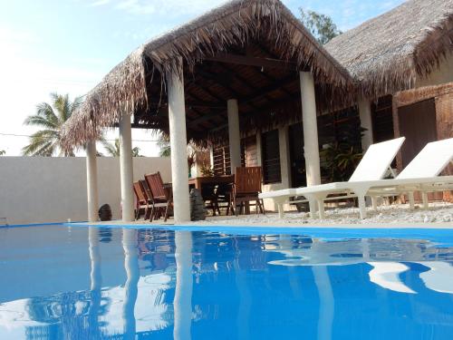 Úszómedence, Waves at Surfside in Pango Beach