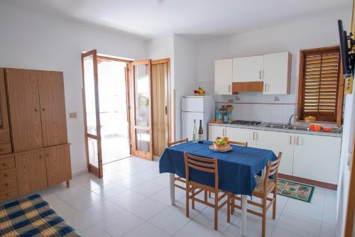 sala de TV, Holiday home for 5 people, 200 meters from the sea and free wi-fi in Sciacca