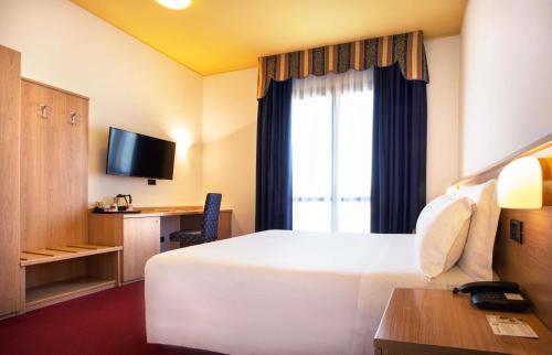 1 king bed, 1 twin bed