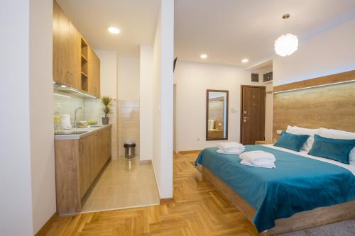 Thomas Residence - image 13