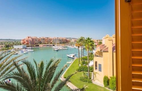 Apartamento con piscina ,playa con vistas panoramicas en la Marina de Sotogrande