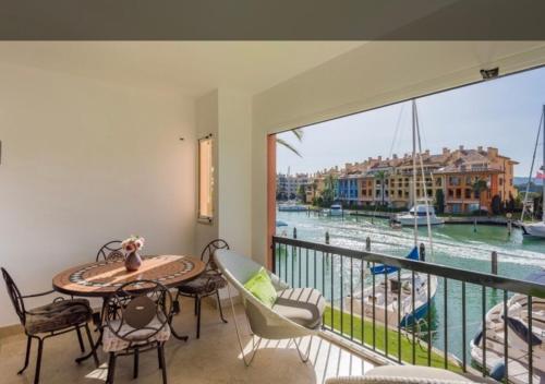 Apartamento con piscina ,playa con vistas panorámicas en la Marina de Sotogrande