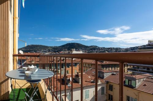 Chic appartement Centre NICE au calme vue colline - image 2