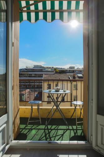 Chic appartement Centre NICE au calme vue colline - image 9