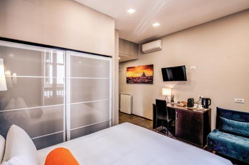 Junior Suite with Balcony image 4