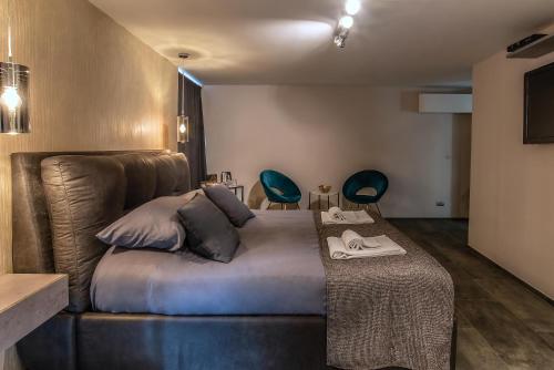 Black And White Suite - main image