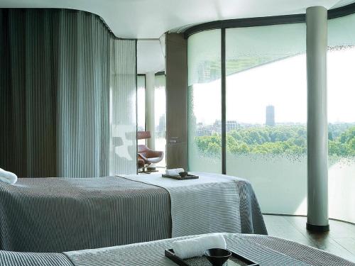 Four Seasons Hotel London at Park Lane - image 10