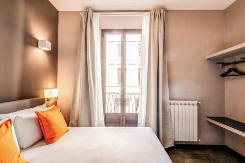 Deluxe Double or Twin Room image 8