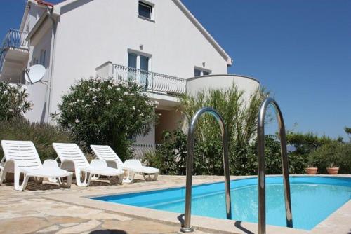 Apartments Niko - with pool in Jelsa