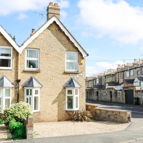 Central Stamford Townhouse With Parking