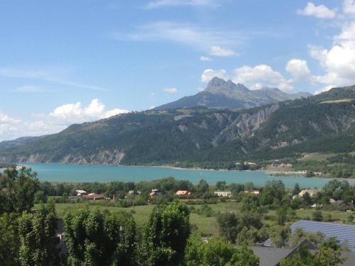 Appart T4 72m2 à Baratier entre les Orres et Embrun à coté du lac de Serre Ponçon.