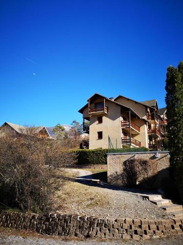 Appart T4 72m2 à Baratier entre les Orres et Embrun à coté du lac de Serre Ponçon.