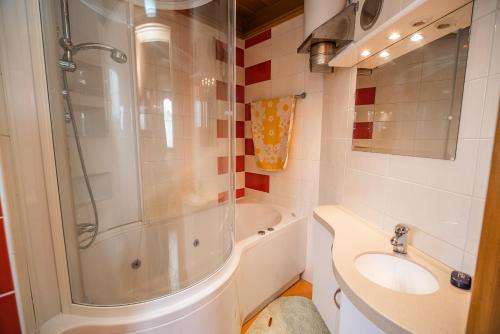 Salle de bain, Holiday Home Mirt with HotTub & Sauna in Bizeljsko